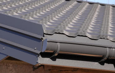 Blachodachówka modułowa czy cięta na wymiar? Przegląd wymiarów i parametrów technicznych