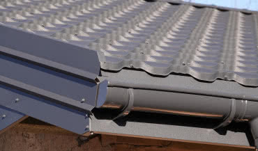 Blachodachówka modułowa czy cięta na wymiar? Przegląd wymiarów i parametrów technicznych