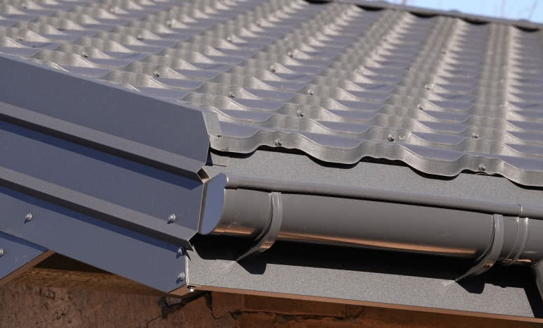 Blachodachówka modułowa czy cięta na wymiar? Przegląd wymiarów i parametrów technicznych