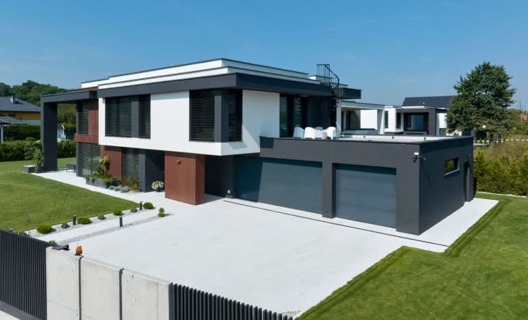 Architektura z motoryzacyjną pasją. Gdy garaż definiuje elewację domu