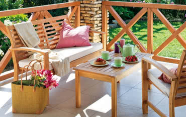 Jak chronić drewniane meble na tarasie?