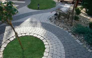 Kręte ścieżki w ogrodzie