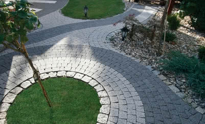 Kręte ścieżki w ogrodzie