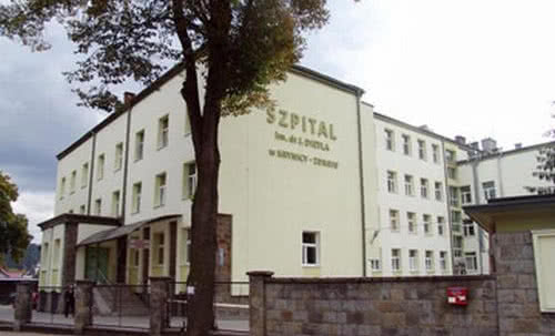 Kolektory słoneczne na dachu krynickiego szpitala