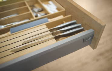 Organizacja szafek w kuchni – wkłady do szuflad