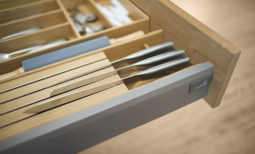 Organizacja szafek w kuchni – wkłady do szuflad