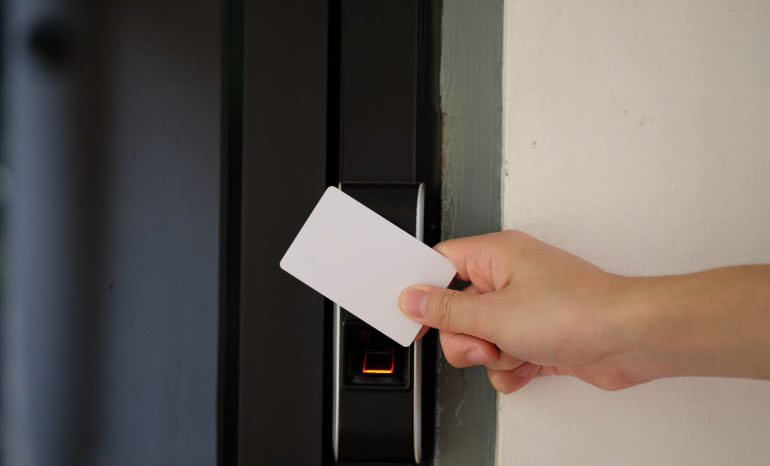 System kontroli dostępu na kartę – jak wybrać czytnik do domu i firmy?