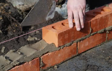 "Podbudowani Jakością". Ruszają szkolenia dla murarzy