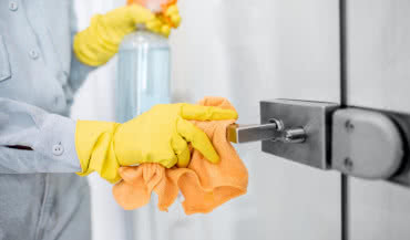 Pielęgnacja drzwi zewnętrznych - poznaj dobre praktyki 