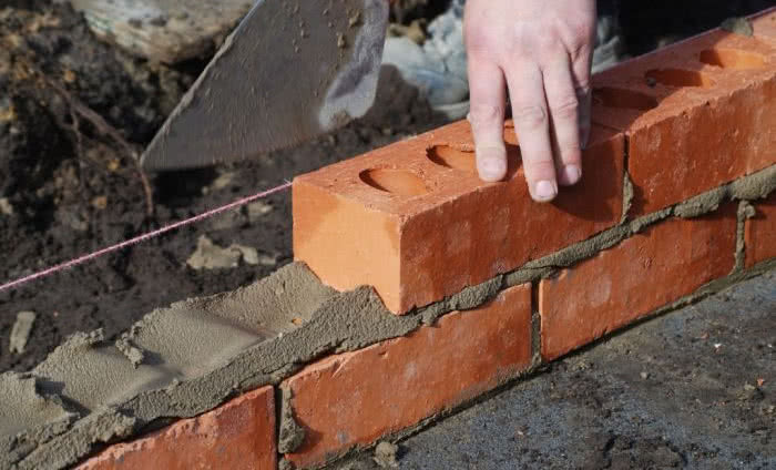 "Podbudowani Jakością". Ruszają szkolenia dla murarzy