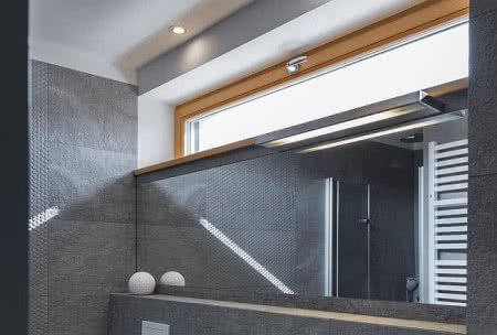 W łazience często panuje podwyższona wilgotność powietrza. Uchylenie okna to najlepszy sposób na szybkie odprowadzenie nadmiaru pary wodnej
