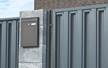 Hanbud prezentuje ogrodzenia żaluzjowe i sztachety z metalu