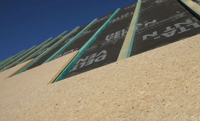 Płyta MFP na dachu krytym blachą