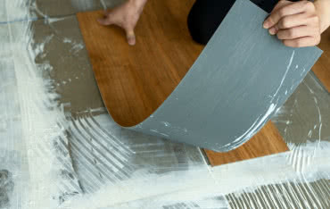 Wszystko o klejach do podłóg elastycznych: PVC, kauczuk, LVT