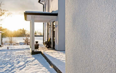 Dlaczego elewacja pęka zimą? Kompleksowy przewodnik po ochronie tynków i farb