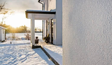 Dlaczego elewacja pęka zimą? Kompleksowy przewodnik po ochronie tynków i farb