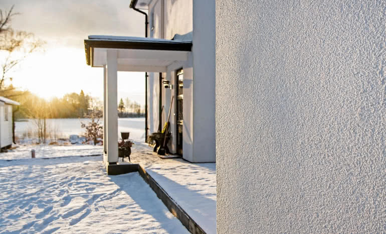 Dlaczego elewacja pęka zimą? Kompleksowy przewodnik po ochronie tynków i farb