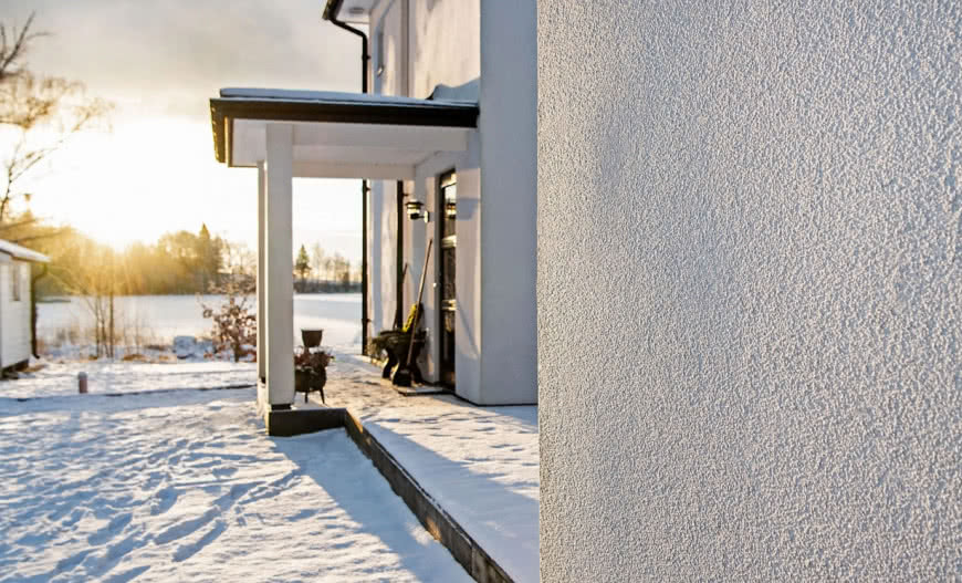 Dlaczego elewacja pęka zimą? Kompleksowy przewodnik po ochronie tynków i farb