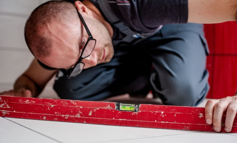 Podłoga klejona czy pływająca? Wady i zalety