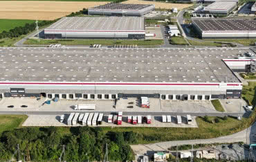 Oszczędny dach: izolacja, która zmienia hale magazynowe