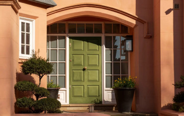 Drzwi zewnętrzne – harmonia czy kontrast? Jak dopasować kolor do elewacji