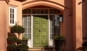 Drzwi zewnętrzne – harmonia czy kontrast? Jak dopasować kolor do elewacji