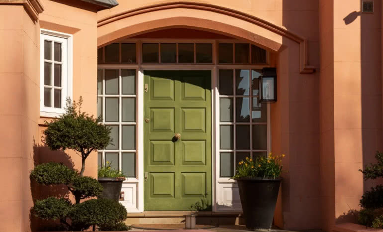 Drzwi zewnętrzne – harmonia czy kontrast? Jak dopasować kolor do elewacji