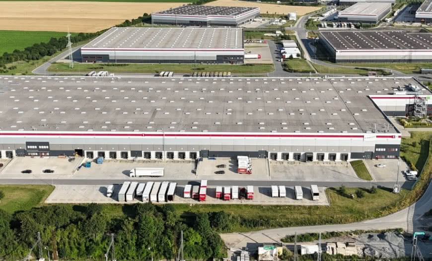 Oszczędny dach: izolacja, która zmienia hale magazynowe