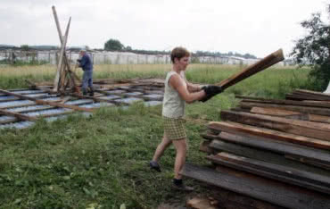 Brak drewna do odbudowy zniszczonych dachów
