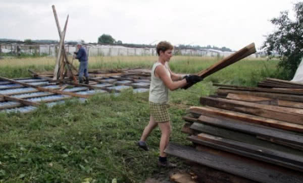 Brak drewna do odbudowy zniszczonych dachów