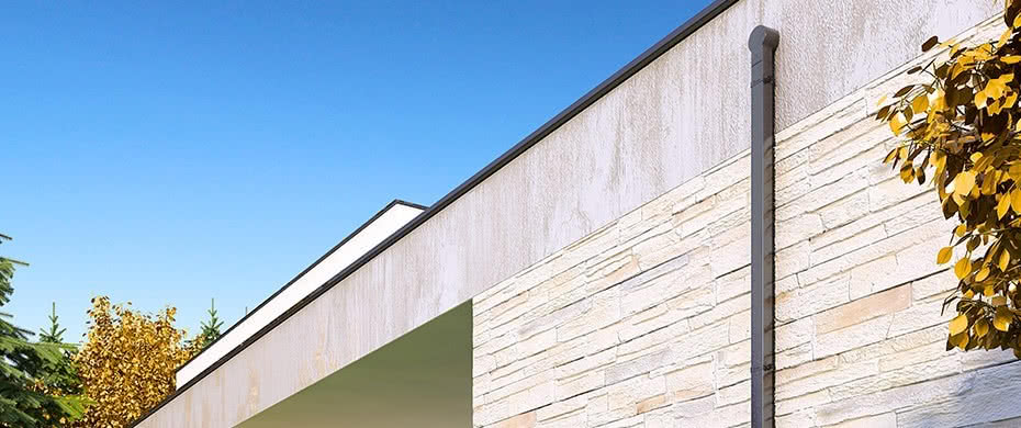 Odwodnienie dachu płaskiego za pomocą kosza zlewowego łączonego z kwadratową lub okrągłą rurą stalową mocowaną do ściany attykowej. fot. Galeco